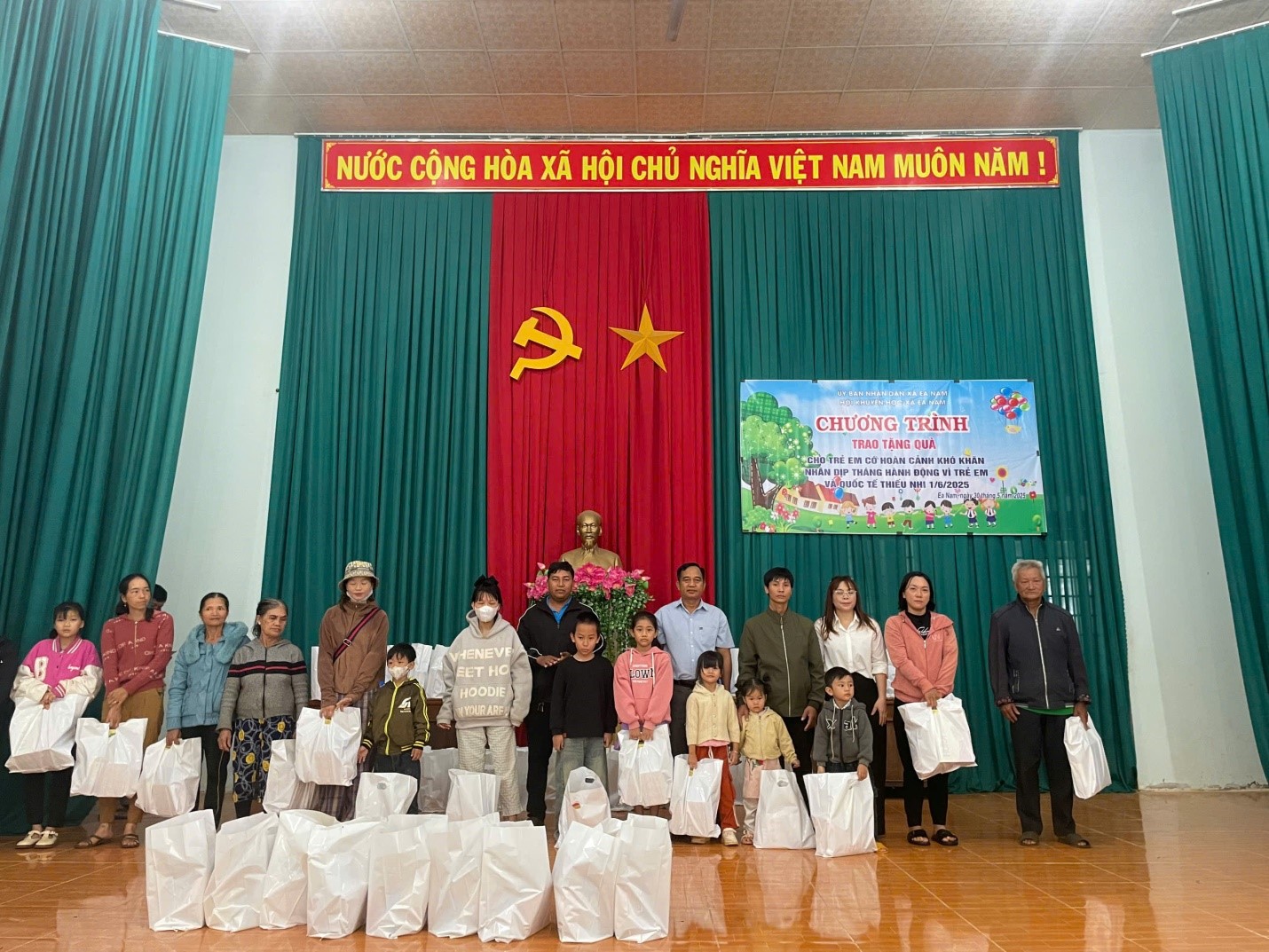 Xã Ea Nam: Trao tặng quà cho trẻ em có hoàn cảnh khó khăn nhân dịp tháng hành động vì trẻ em và quốc tế thiếu nhi 1/6/2025